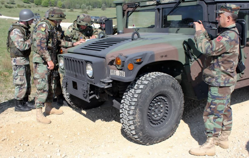 Οι ΗΠΑ εξοπλίζουν την Αλβανία – Παραδόθηκαν τα πρώτα από τα 248 οχήματα τύπου Humvee